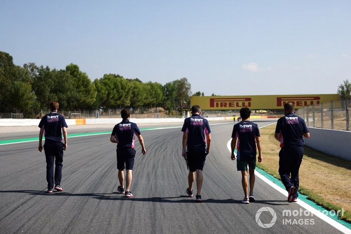 Sergio Pérez, Racing Point, camina por la pista