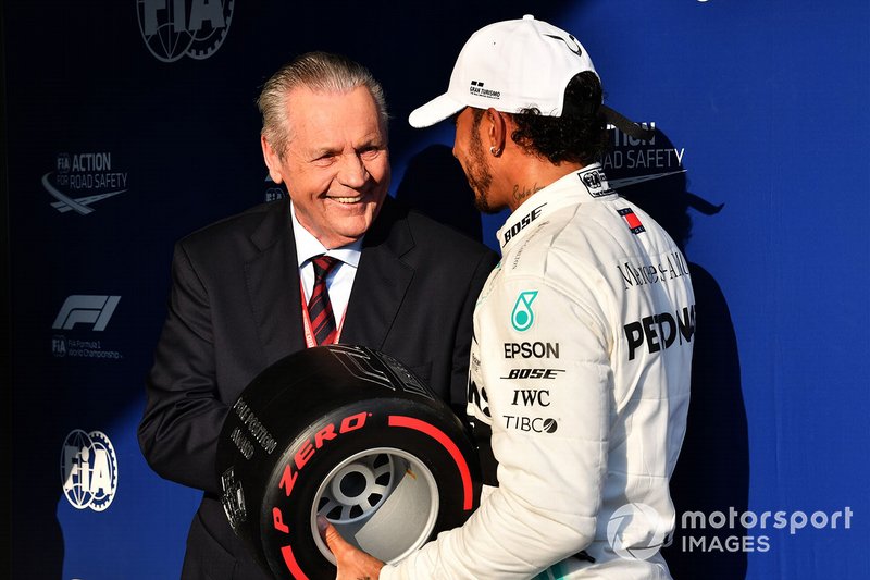 Lewis Hamilton, Mercedes AMG F1, riceve il Premio Pirelli Pole Position dall'ex Campione del Mondo Alan Jones