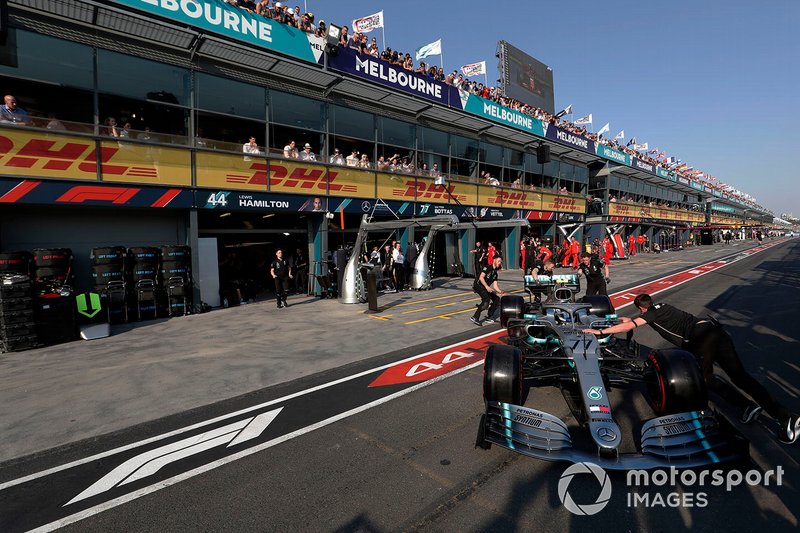 Valtteri Bottas, Mercedes AMG W10, viene riportato al box