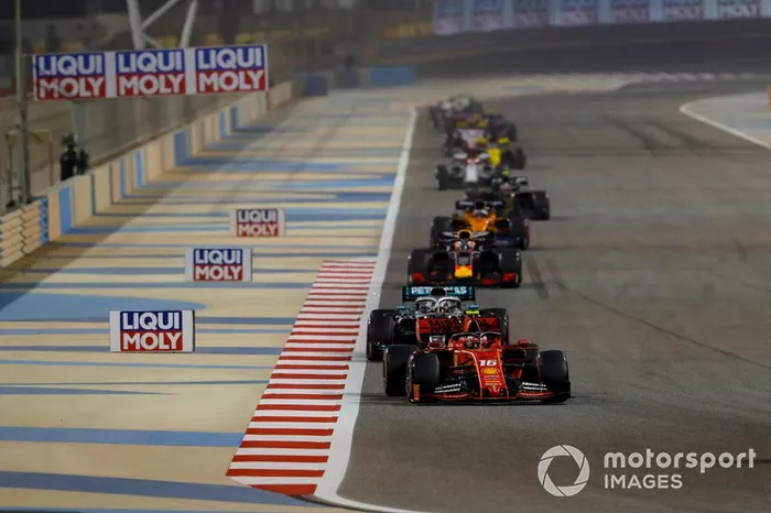 Charles Leclerc, Ferrari SF90, precede Lewis Hamilton, Mercedes AMG F1 W10, e Max Verstappen, Red Bull Racing RB15