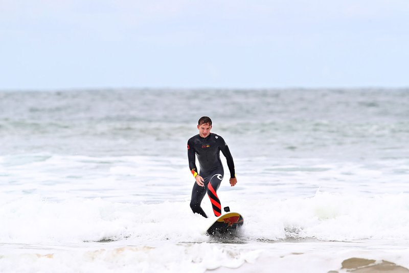 Pierre Gasly, Red Bull Racing surfeando con la leyenda del surf Mick Fanning