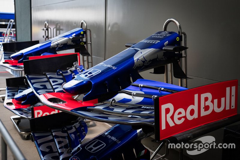 Scuderia Toro Rosso STR14 ön kanat