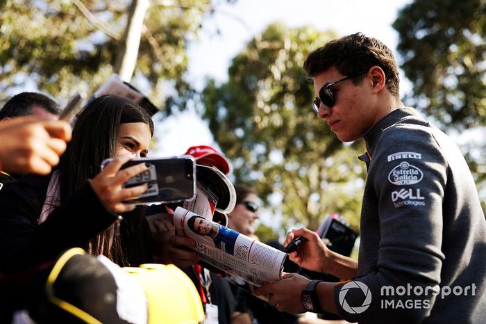 Lando Norris, McLaren, firma un autógrafo para un fan