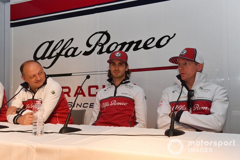 Frederic Vasseur, Team Principal Alfa Romeo Racing, Antonio Giovinazzi, Alfa Romeo Racing e Kimi Raikkonen, Alfa Romeo Racing in Conferenza stampa