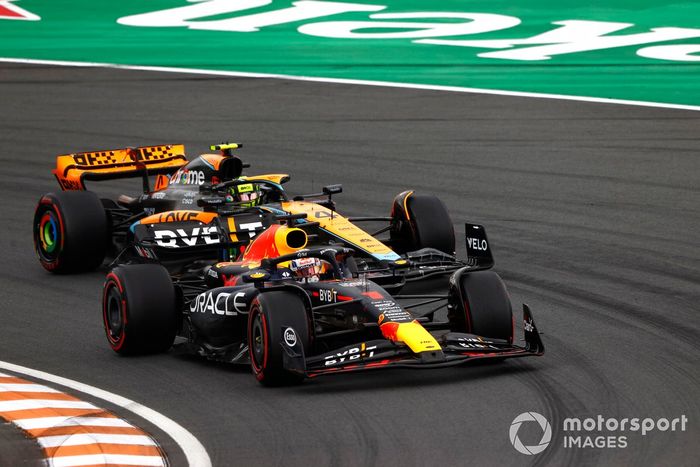 Max Verstappen, Red Bull Racing RB19, adelanta a Lando Norris, McLaren MCL60
