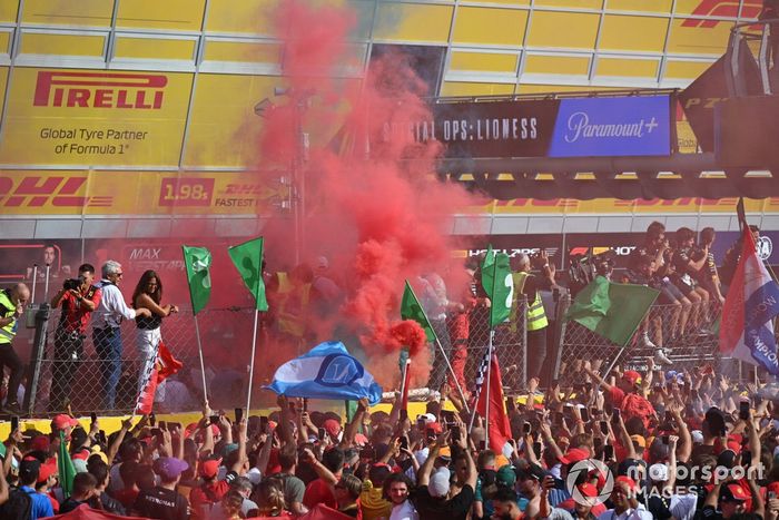 Bengala de humo entre la multitud en la ceremonia del podio