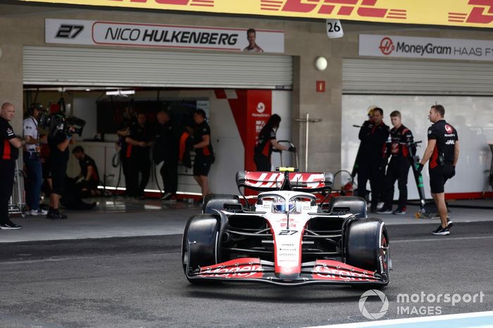 Nico Hulkenberg, Haas VF-23, sale del garaje