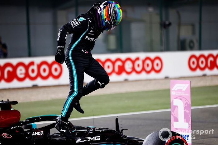 Ganador de la pole position Lewis Hamilton, Mercedes, celebra