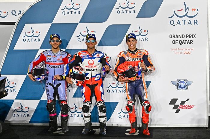 El top 3 de la clasificación: poleman Jorge Martín, Pramac Racing, segundo clasificado Enea Bastianini, Gresini Racing MotoGP, tercer clasificado Marc Márquez, Repsol Honda Team