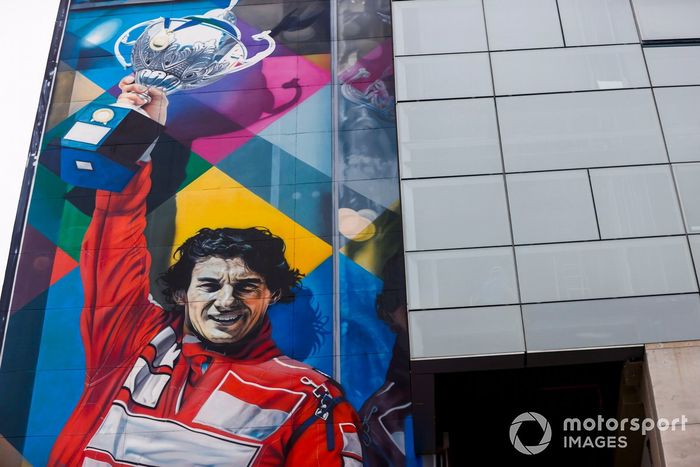 Obras de arte de Ayrton Senna en el edificio del paddock
