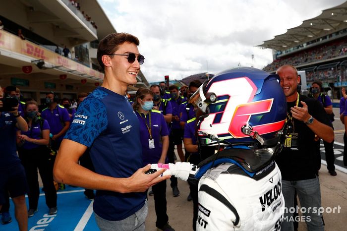 Jamie Chadwick es felicitada por George Russell