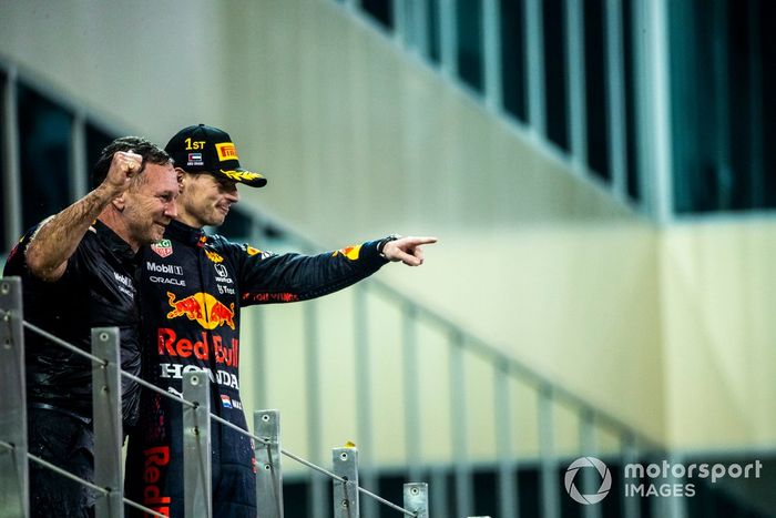 Podio: Christian Horner, director del equipo, Red Bull Racing, ganador y campeón Max Verstappen, Red Bull Racing