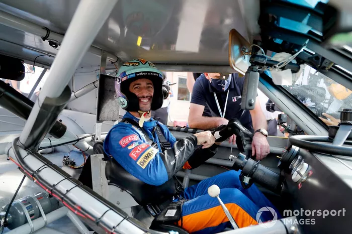 Daniel Ricciardo, McLaren, en el coche de Dale Earnhardt Wrangler Chevrolet Monte Carlo NASCAR de 1984