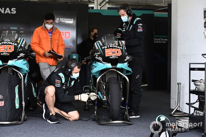 Petronas Yamaha SRT garage atmosphere