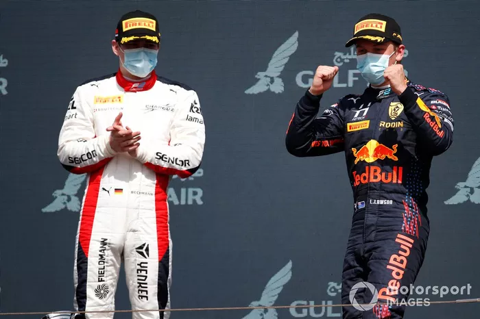 Podio: David Beckmann, Charouz Racing System, 3ª posición, aplaude mientras Liam Lawson, Hitech Grand Prix, 1ª posición