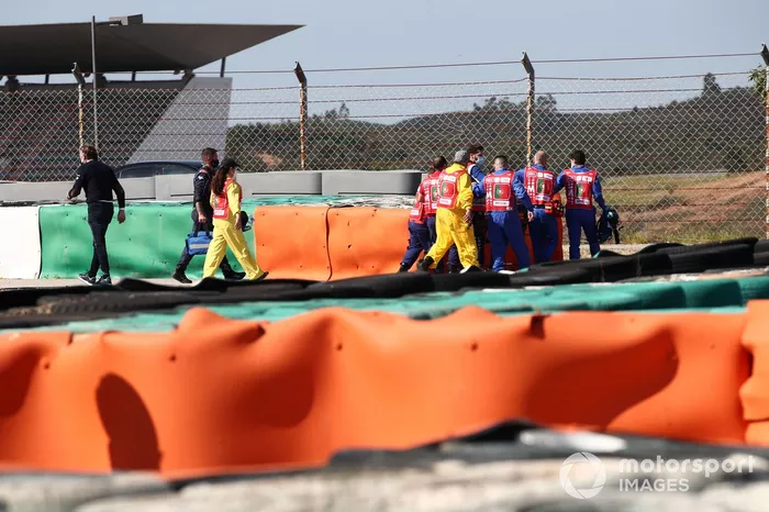 Comisarios y el equipo médico atienden a  Jorge Martin, Pramac Racing tras su caída en Portimao