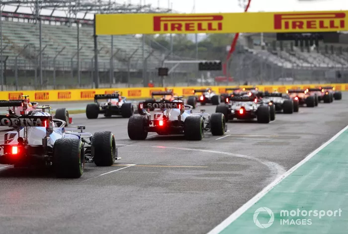 Los pilotos se alinean para la salida