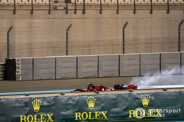 Kimi Raikkonen, Alfa Romeo Racing C39 detenido en la pista en llamas