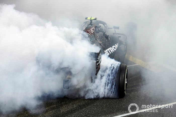 Valtteri Bottas, Mercedes F1 W11, 2ª posición, realiza unos donuts de celebración al final de la carrera