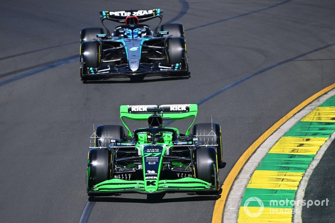 Valtteri Bottas, Kick Sauber C44, George Russell, Mercedes F1 W15