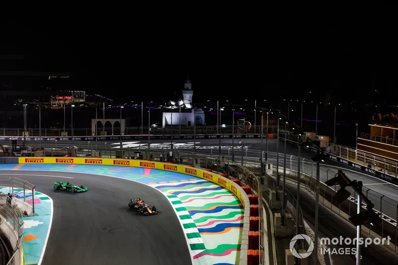 Sergio Perez, Red Bull Racing RB20, Valtteri Bottas, Stake F1 Team Kick Sauber C44