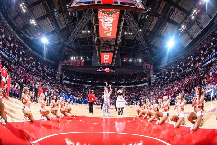 Marco Bezzecchi, VR46 Team con la squadra di basket Houston Rockets