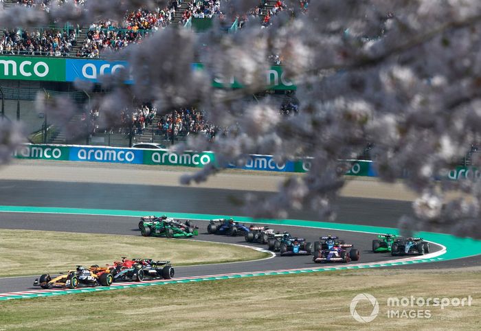 Oscar Piastri, McLaren MCL38, Lewis Hamilton, Mercedes F1 W15, Charles Leclerc, Ferrari SF-24