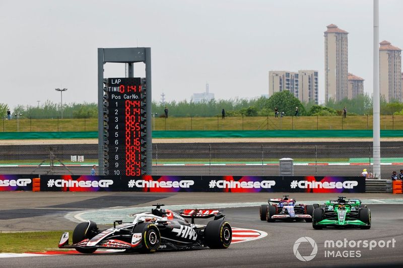 Kevin Magnussen, Haas VF-24, Valtteri Bottas, Kick Sauber C44, seguito da Daniel Ricciardo, RB F1 Team VCARB 01 