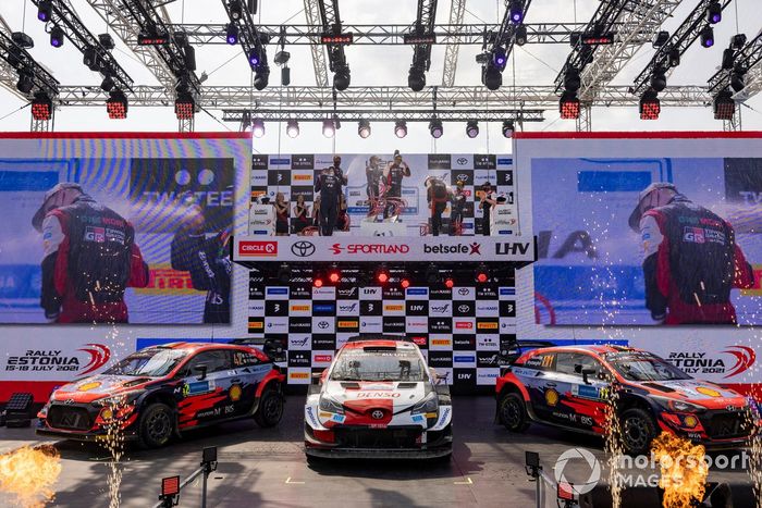 Podio: los coches de Craig Breen, Paul Nagle, Hyundai Motorsport Hyundai i20 Coupe WRC, Kalle Rovanperä, Jonne Halttunen, Toyota Gazoo Racing WRT Toyota Yaris WRC, Thierry Neuville, Martijn Wydaeghe, Hyundai Motorsport Hyundai i20 Coupe WRC