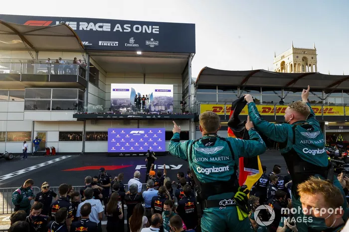 Podio: segundo lugar Sebastian Vettel, Aston Martin, ganador de la carrera Sergio Pérez, Red Bull Racing, tercer lugar Pierre Gasly, AlphaTauri