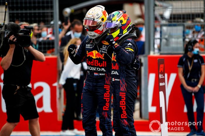 Ganador Max Verstappen, Red Bull Racing y el segundo lugar Sergio Pérez, Red Bull Racing celebran en Parc Ferme