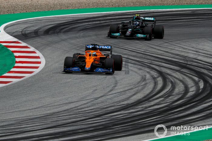 Daniel Ricciardo, McLaren MCL35M, Valtteri Bottas, Mercedes W12