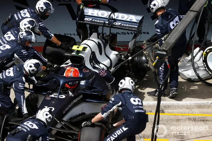 Pierre Gasly, AlphaTauri AT02, se retira en los pits
