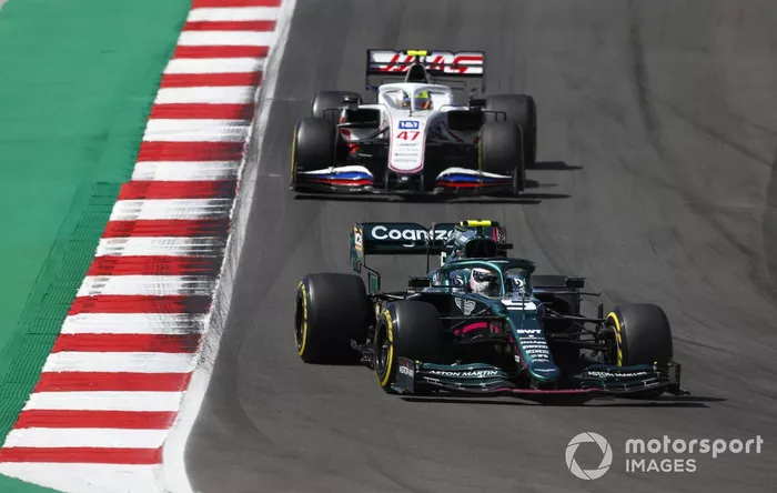 Sebastian Vettel, Aston Martin AMR21, Mick Schumacher, Haas VF-21