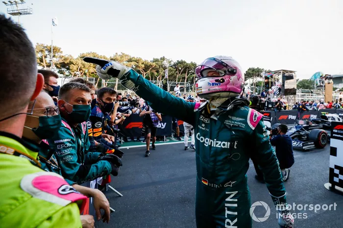 Sebastian Vettel, Aston Martin, 2ª posición, celebra en Parc Ferme