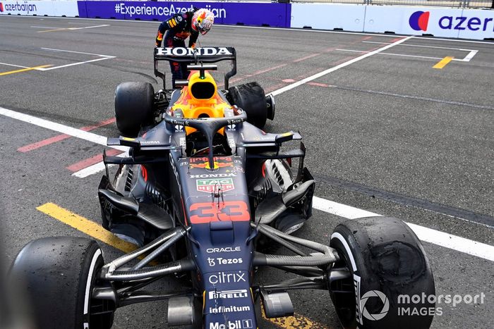 Max Verstappen, Red Bull Racing RB16B mirando el neumático tras retirarse de la carrera 