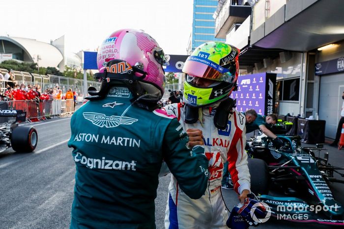 Mick Schumacher, Haas F1, felicita a Sebastian Vettel, Aston Martin, 2ª posición, en Parc Ferme
