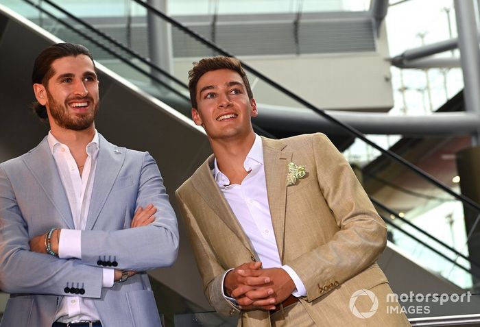 Antonio Giovinazzi, Alfa Romeo Racing, y George Russell, Williams 