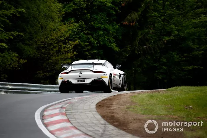#37 AMR Performance Centre Aston Martin Vantage AMR GT4: Jamie Chadwick, Peter Cate, Alexander Brundle