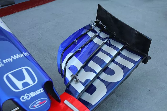Detalle del alerón delantero Toro Rosso STR14