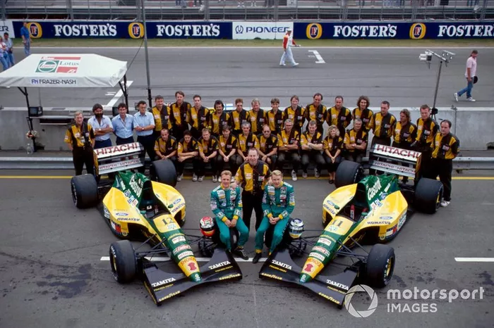 Johnny Herbert y Mika Hakkinen, Lotus con el equipo