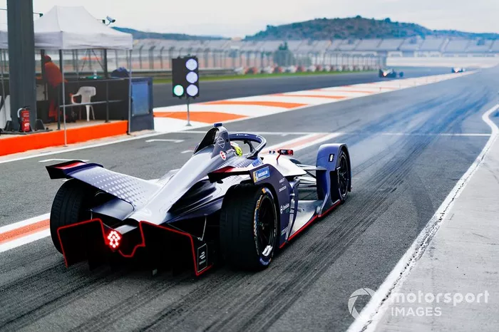 Robin Frijns, Envision Virgin Racing, Audi e-tron FE06, at the end of the pit lane 
