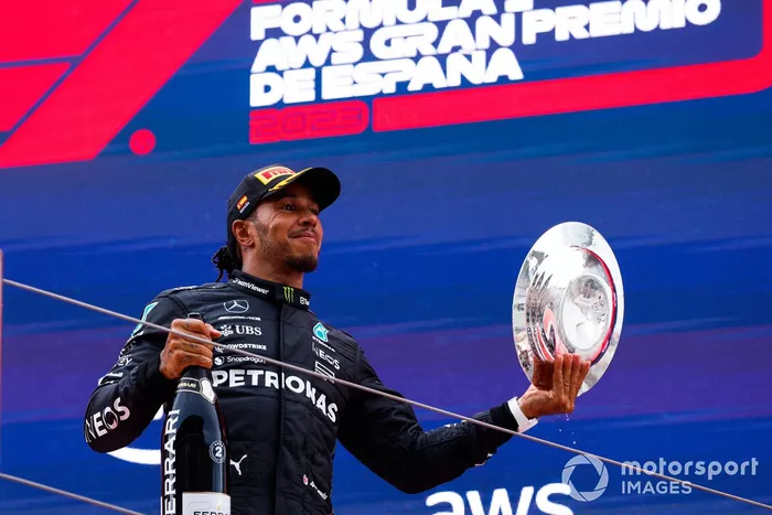 Lewis Hamilton, Mercedes-AMG, 2ª posición, levanta su trofeo