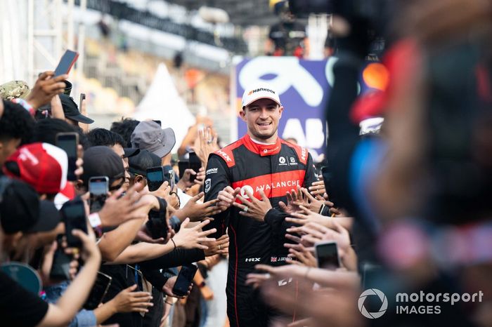 Jake Dennis, Andretti Autosport, 2ª posición, sube a la ceremonia del podio