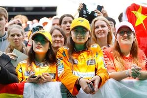 Los aficionados muestran su apoyo a McLaren en la fan zone
