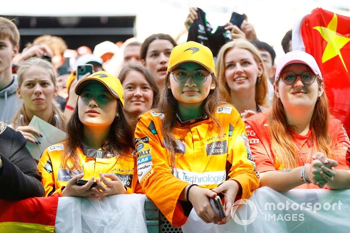 Los aficionados muestran su apoyo a McLaren en la fan zone
