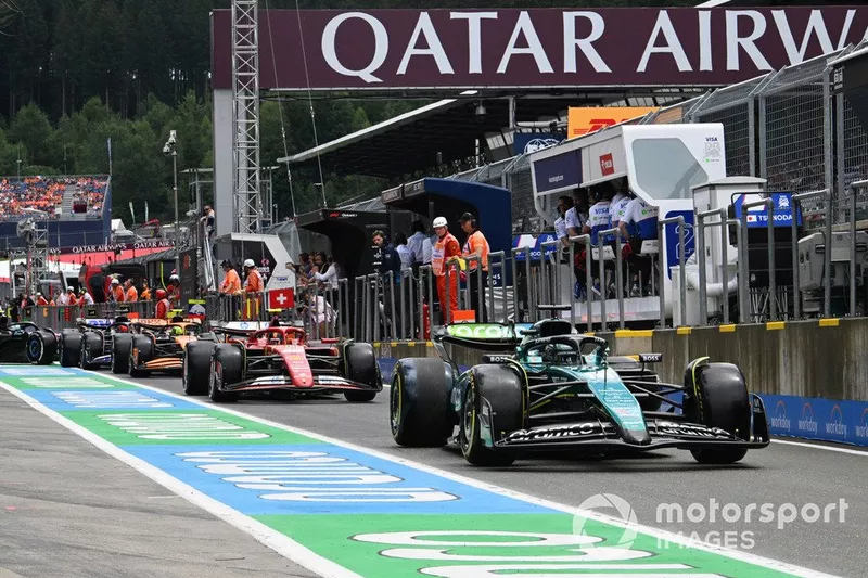 Lance Stroll, Aston Martin AMR24, Carlos Sainz, Ferrari SF-24, Lando Norris, McLaren MCL38, dans la file d'attente pour quitter les stands.