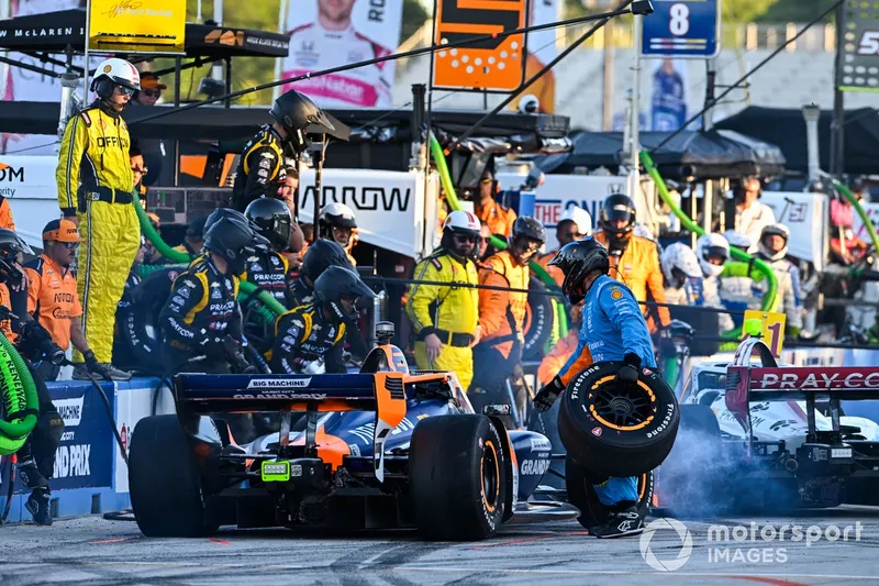 Nolan Siegel, Arrow McLaren Chevrolet pit stop near collision with Sting Ray Robb, A.J. Foyt Enterprises Chevrolet