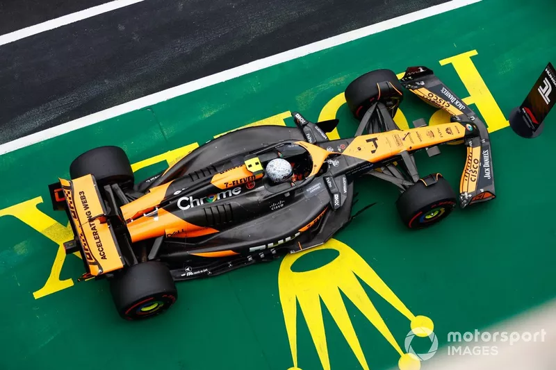 Le poleman Lando Norris, McLaren MCL38, arrive au Parc Ferme