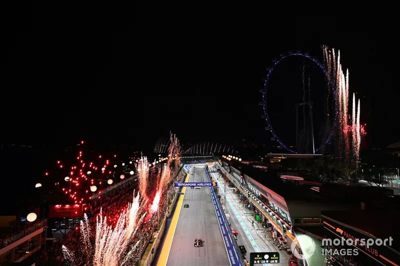 Des feux d'artifice illuminent le ciel à la fin de la course lorsque Oscar Piastri, McLaren MCL38, et Fernando Alonso, Aston Martin AMR24, franchissent la ligne d'arrivée.